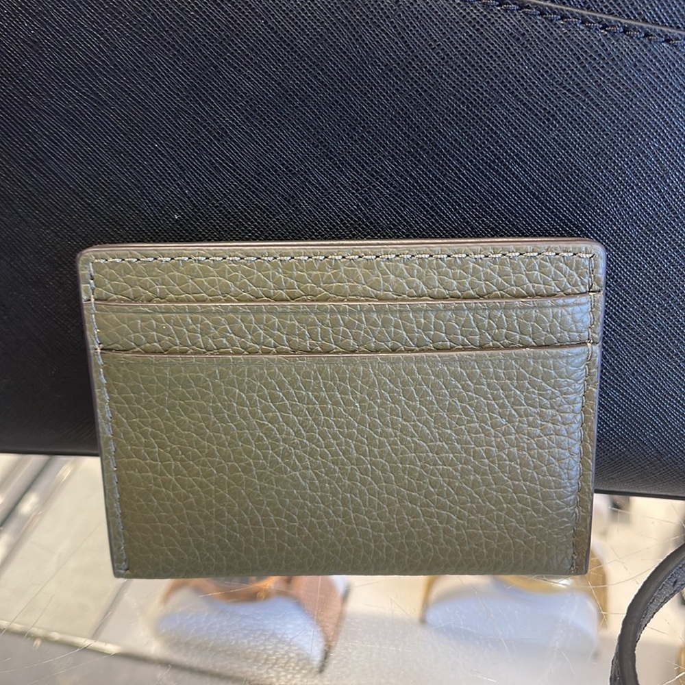 MICHAEL KORS
Reed Large Pebbled Leather Card Holder Case Wallet
COLOR: OLIVE
NWT - Picture 5 of 16